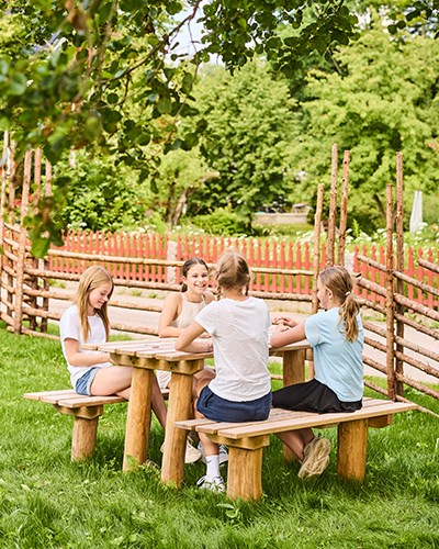 Bänkar och picknickbord